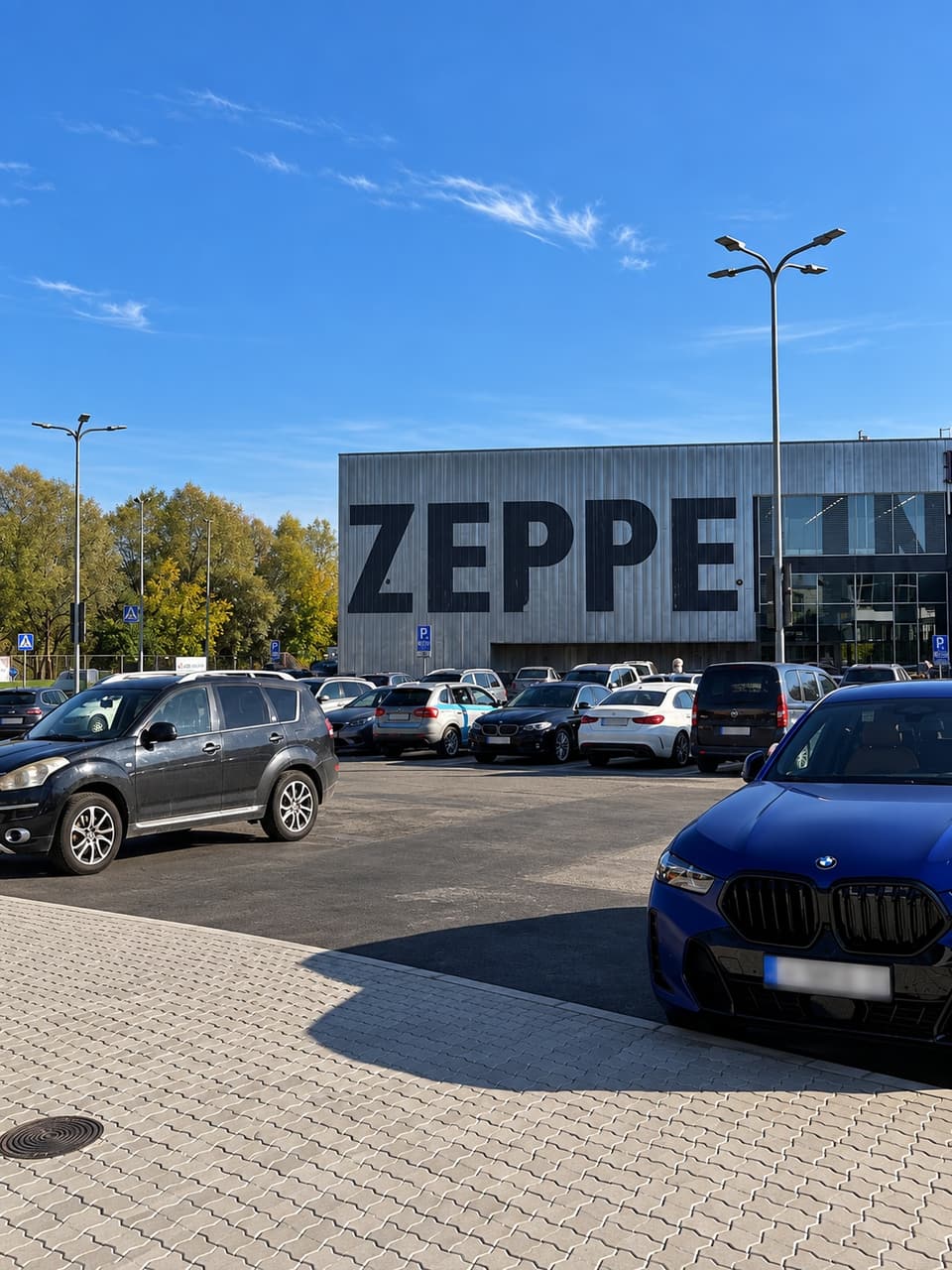 Zeppelini keskus ja parkla, vaade stuudio maja juurest