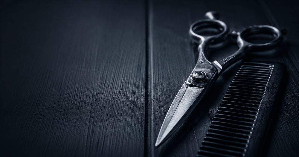Juuksurikäärid ja kamm tumedal puidul